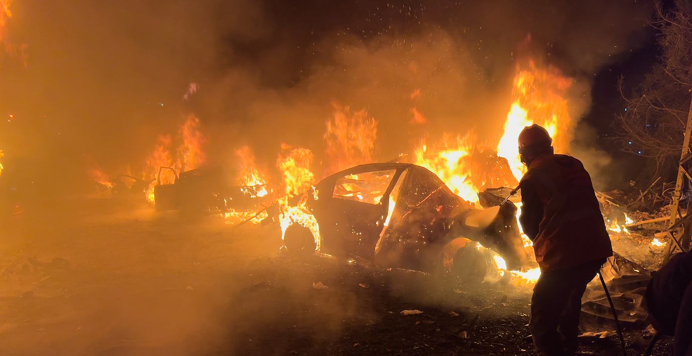 En bil som träffats av en israelisk attack mot Beirut den 1 april.