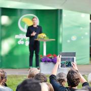 Miljöpartiets språkrör Gustav Fridolin (MP) håller tal i Almedalen.