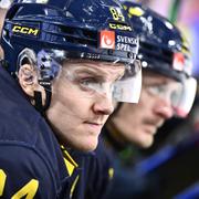  Sveriges Sebastian Hartmann deppar efter förlusten under söndagens ishockeymatch mellan Sverige och Finland i Beijer Hockey Games.