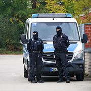 Poliser utanför August Hannings hus i tyska Nordwalde i samband med att han greps tidigare i veckan.