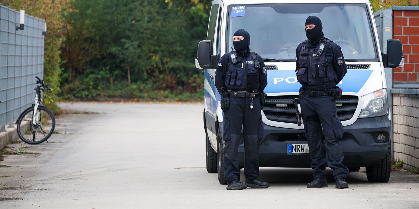 Poliser utanför August Hannings hus i tyska Nordwalde i samband med att han greps tidigare i veckan.