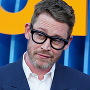 Till vänster: En tioårig Macaulay Culkin i New York i januari 1991. Till höger: Macaulay Culkin under en filmpremiär i Los Angeles i april 2026.