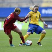 USA:s Allie Long mot Sveriges Lisa Dahlkvist under torsdagens fotbollslandskamp mellan Sverige och USA på Gamla Ullevi.