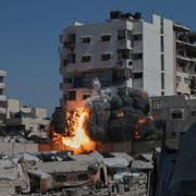 Rök och lågor efter en israelisk attack mot en byggnad i Gaza City, fredagen den 12 september.