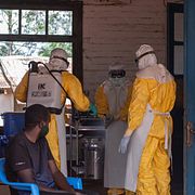 Sjukvårdsarbetare i Mongbwalu i Kongo-Kinshasa på fredagen.