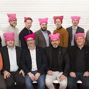 Byggnads styrelse med ”pussy hats”.
