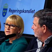 Försvarsminister Peter Hultqvist, utrikesminister Margot Wallström (S), utredaren Krister Bringéus,