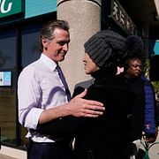 Gavin Newsom talar med människor i Monterey Park efter lördagens skjutning