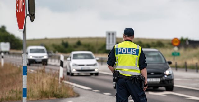 Arkivbild. Polisen längs E65 efter stenkastningen mot bilar.  Johan Nilsson/TT / TT NYHETSBYRÅN