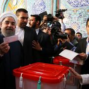 Hassan Rouhani röstar i Teheran på lördagen.