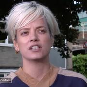 Lily Allen intervjuas om branden i London. 