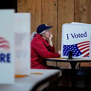Arkivbild. Väljare i röstbås i Kansas i valet 2024.