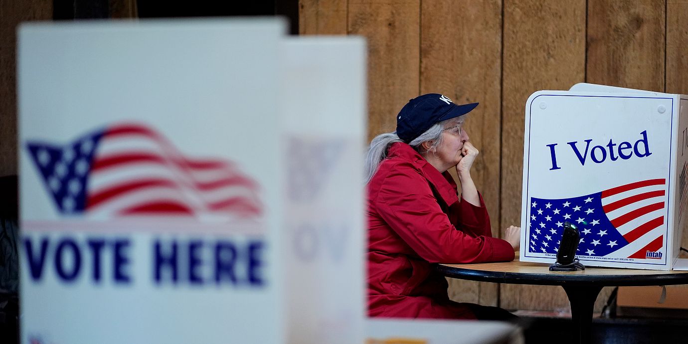Arkivbild. Väljare i röstbås i Kansas i valet 2024.