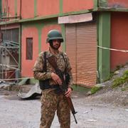 Pakistanska vakter efter en indisk attack i veckan. 