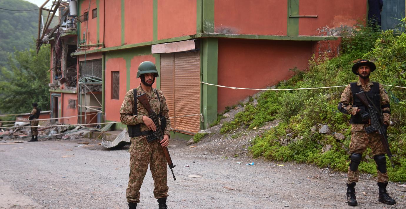 Pakistanska vakter efter en indisk attack i veckan. 