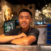 En barista på ett café i Oslo. Både i Norge och i Sverige syns trenden att ungdomar lämnar familjehemmet allt senare.