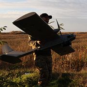 En arkivbild från den ukrainska militärens presstjänst, som visar en ukrainsk soldat med en drönare. Tagen den 7 oktober.
