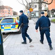 Räddningstjänst, ambulans och polis i Gubbängen efter dådet den 24 april. 