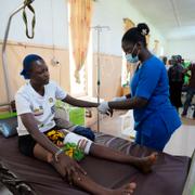 En kvinna får vård efter en attack mot en kyrka i Nigeria. Arkivbild.