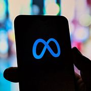 En telefon med Metas logga.