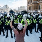 Polisen motar bort demonstranter i Ottawa. 