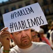 Arkivbild: En demonstrant i Barcelona håller upp en skylt med texten ”Låt oss prata” skrivet på både spanska och katalanska i en demonstration syftande till att lösa konflikten mellan regionerna genom politiska samtal. 