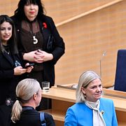 Vänsterpartiets partiledare Nooshi Dadgostar, Vänsterpartiets partisekreterare Maria Forsberg och Socialdemokraternas partiledare Magdalena Andersson vid riksmötets öppnande i riksdagens kammare.