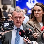 Lars Løkke Rasmussen omringad av journalister.