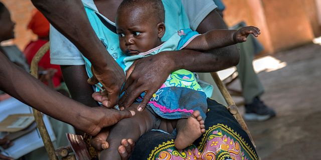 Ett barn i Malawi vaccineras. Arkivbild.  Jerome Delay / AP
