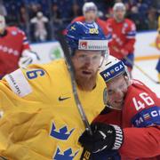 Sveriges Linus Klasen i kamp med Mathis Olimb