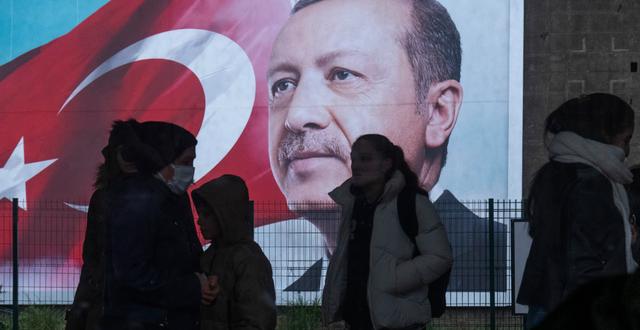 Den turkiske presidenten Recep Tayyip Erdogan syns på en affisch vid en pendeltågsstation i Istanbul, 2 mars. Fredrik Sandberg/TT