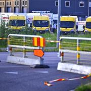 Gasdrivna minibussar vid Pilotvägen 15 i Kalmar, en av platserna som har spärrats av. Flera bussar har den senaste tiden exploderat och 56 gasdrivna minibussar runt om i Kalmar län som riskerar att spontanexplodera har därför spärrats av och ska förstöras av Försvarsmakten.  