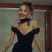 Ariana Grande i sin senaste musikvideo till låten ”Petal”.
