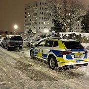 Polisen på plats i Valsta centrum. 
