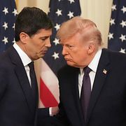 Kevin Warsh och Donald Trump i samband med den nye centralbankchefens tillträde 22 maj.