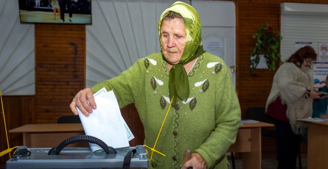 En äldre kvinna lägger sin röst i en av de vallokaler som ingick i Rysslands påstådda ”folkomröstningar” i Luhansk. AP