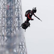 Franky Zapata under flygningen i Paris den 14 juli.