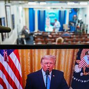 En tv-skärm visar Donald Trumps tal till nationen.