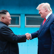 Kim Jong-un och Donald Trump/Soldat ur Seal Team 6.