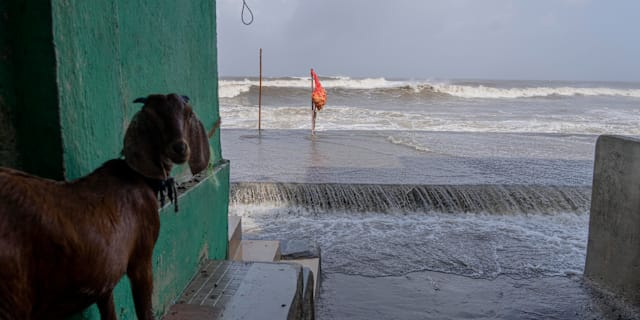 Vågor slår mot kusten i Mumbai.  Rafiq Maqbool / AP