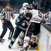 Utahs försvarare Sean Durzi, i svart,  slåss med  Chicago Blackhawks Connor Murphy under den andra perioden.