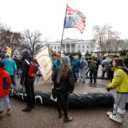 Arkivbild: Demonstranter protesterar mot oljeledningen utanför Vita huset i Washington. 