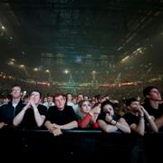 Människor i publiken under konserten ”We Are Manchester”. 