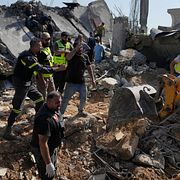 Räddningsarbetare efter ett israeliskt luftangrepp mot byn Saksakieh i södra Libanon under lördagen.
