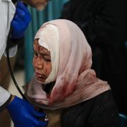 En doktor undersöker en skadad kvinna i Rafah.