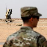 En amerikansk soldat i Saudiarabien. I bakgrunden syns luftvärnssystemet Patriot.