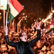 En man viftar med en ungersk flagga i Budapest i natt.