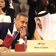 Turkiets utrikesminister Hakan Fidan talar med Qatars premiärminister Mohammed bin Abdulrahman bin Jassim Al Thani den 5 augusti.