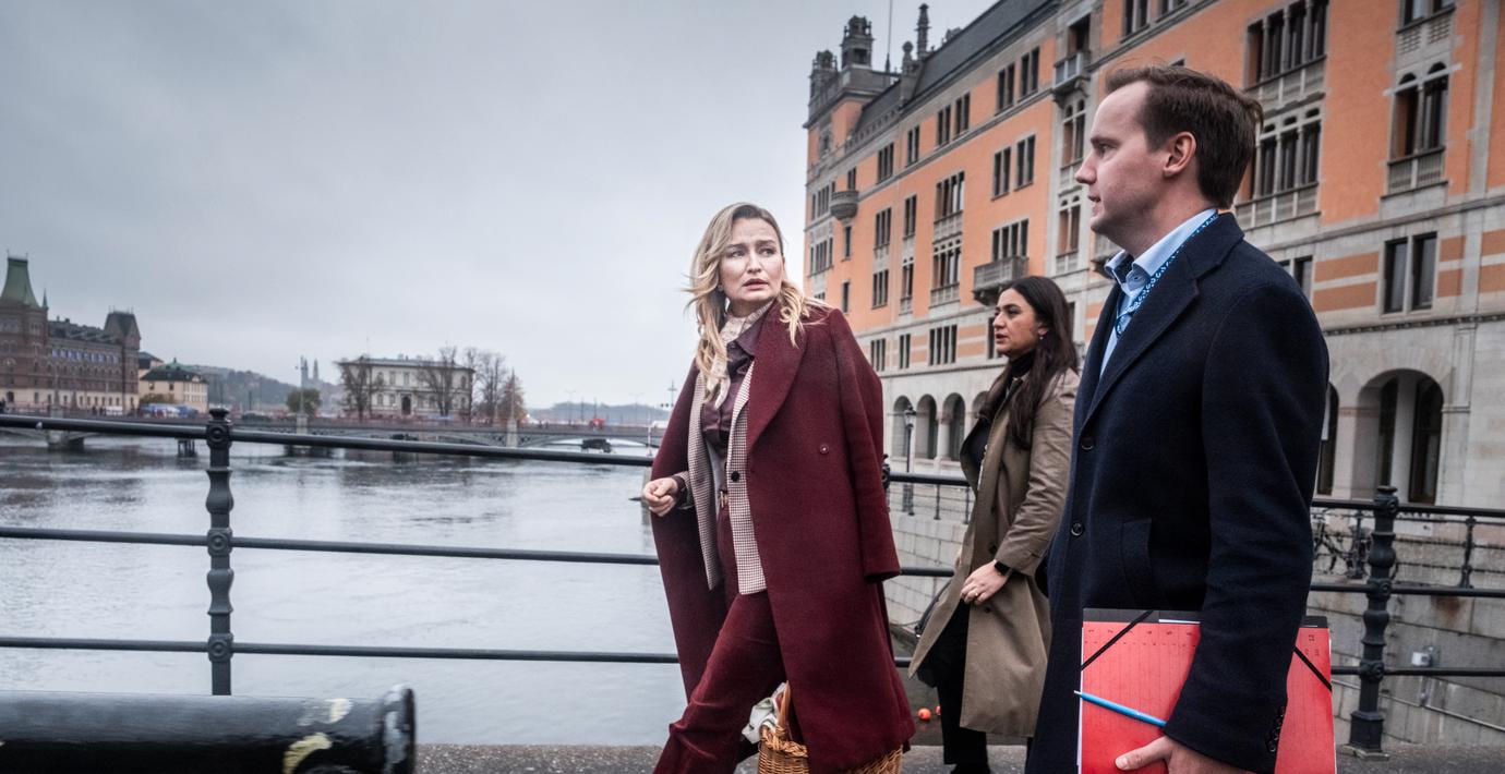 Ebba Busch (KD) på väg till Riksdagen.