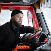 Anton Montonen, bärgare på Bärgning och transport. En av de som arbetat på Trafikverkets uppdrag under snökaoset i Västernorrland i veckan. 